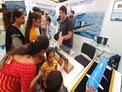 टैंक पर बैठ खिंचाई फोटो, हाथ में उठाकर देखी बंदूक