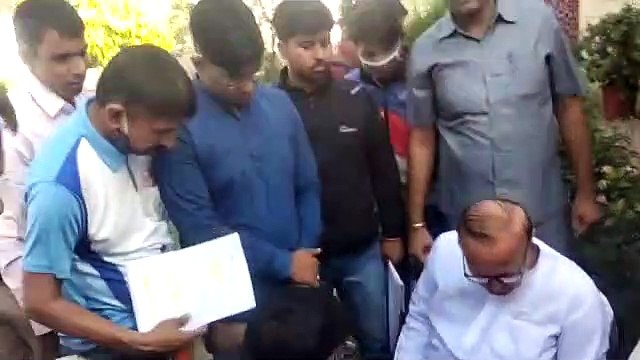 अंग्रेजी माध्यम स्कूलों ने मुख्य द्वार पर नहीं बदला नाम, गफलत में अभ्यर्थियों की छूट रही परीक्षाएं
