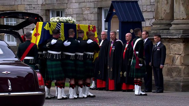 Queen’s coffin arrives at Palace of Holyroodhouse