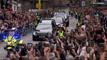 El féretro de la reina Isabel II llega al Palacio de Holyrood en Edimburgo