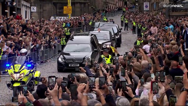 El féretro de la reina Isabel II llega al Palacio de Holyrood en Edimburgo