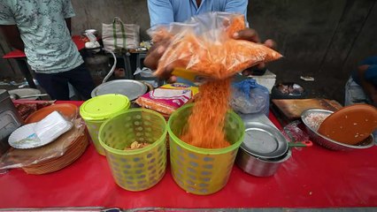 Tải video: Most Famous Aloo Puri Of Surat   Amazing Skills   Indian Street Food