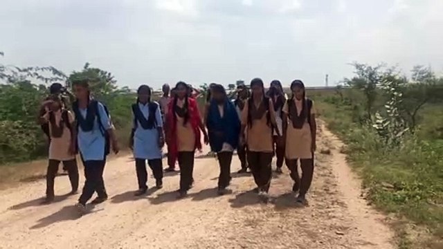 जंगल के रास्ते स्कूल जाने को मजबूर ग्रामीण छात्राएं, देखें Video