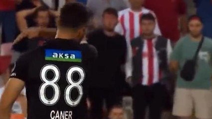 Sivassporlu futbolcudan kendi taraftarına olay hareket! Tribünler az kalsın aşağı inecekti