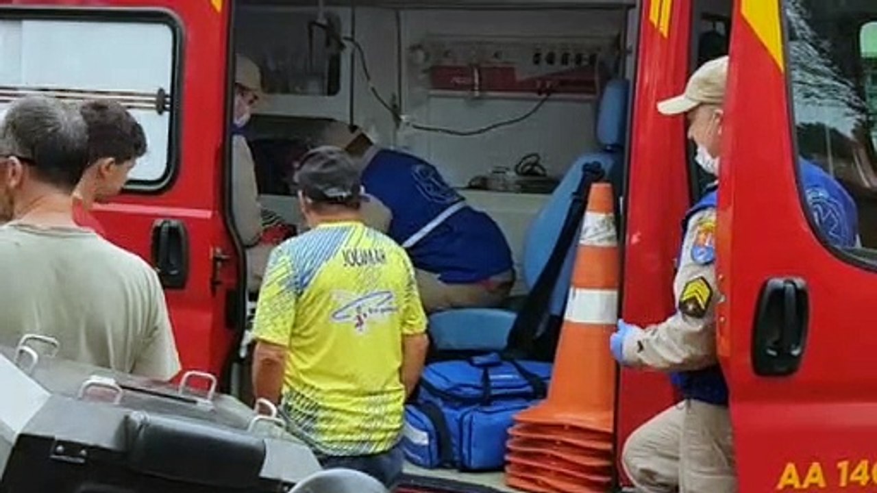 Mulher cai de cadeira e fica com ferimentos na cabeça