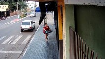 Impressionante: câmera flagra colisão traseira no Paraná