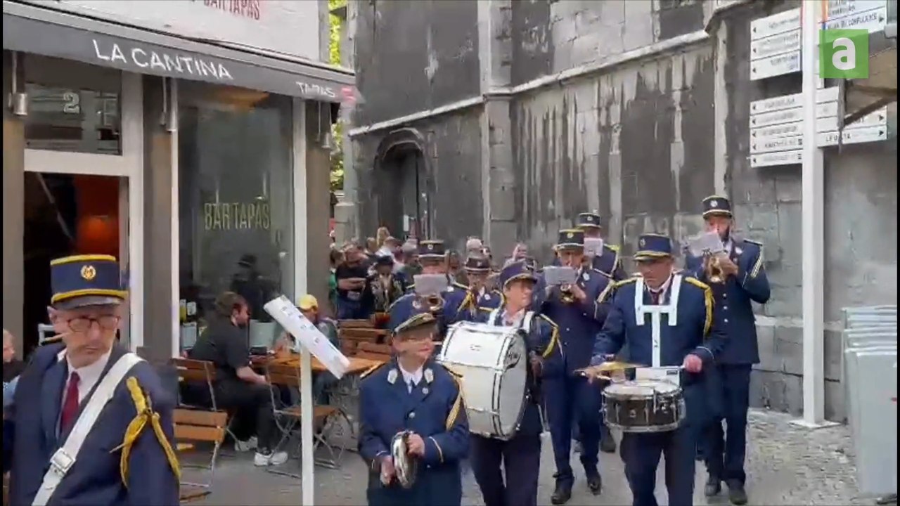 La route des plaques: du lèche-vitrines en cortège et en wallon avant d'entrer dans le vif des Wallo