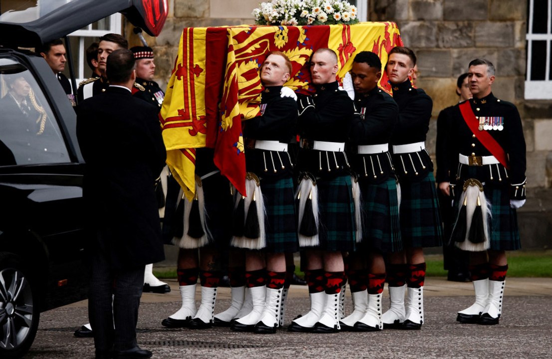Queen Elizabeth’s grieving children watched her coffin arrive in Edinburgh