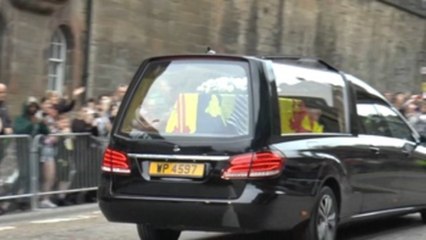 Los escoceses despiden con emoción y serenidad a Isabel II en su cortejo fúnebre