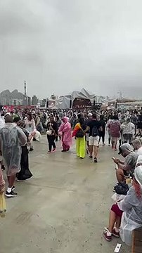 Capa de chuva vira look principal no último dia de Rock in Rio