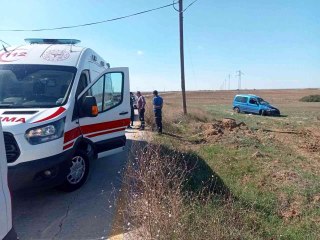 下载视频: Son dakika haberleri! Tekirdağ'da hafif ticari araç tarlaya uçtu: 2 yaralı