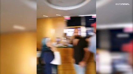 بمسدس بلاستيكي.. مودعة تقتحم مصرفاً في بيروت من أجل علاج شقيقتها وترحيب بالخطوة بين اللبنانيين