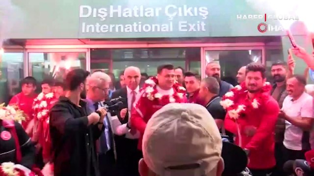 5. kez dünya şampiyonu olan Rıza Kayaalp, görkemli bir karşılamayla Ankara'ya ayak bastı