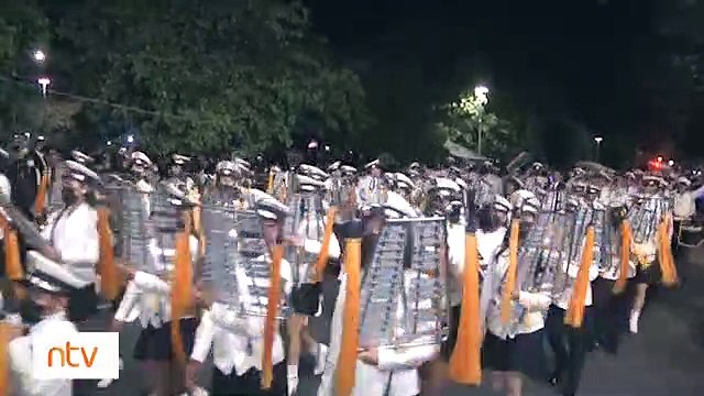 Instituciones, unidades educativas y militares participan en el desfile de teas