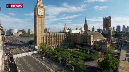 Une longue file d’attente pour se recueillir devant le cercueil d’Elizabeth II