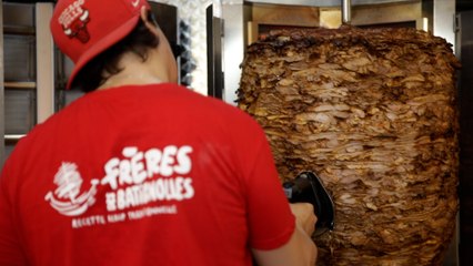 «On m'a dit qu'il y avait des kebabs gratuits » : à Barbès, une enseigne ouvre sa boutique et offre 1000 repas à ses premiers clients