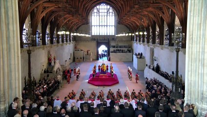 Download Video: Politicians file past Queen's coffin at Westminster Hall