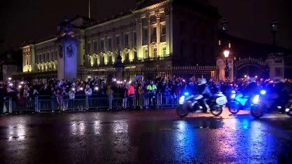 Queen Elizabeth II_s Coffin Heads to Buchingham Palace