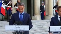 Miçotakis'in, Macron'un kağıdına göz ucuyla bakışı olay oldu