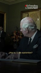 El Rey Carlos III se sale de casillas por un bolígrafo que no le funcionó durante un evento