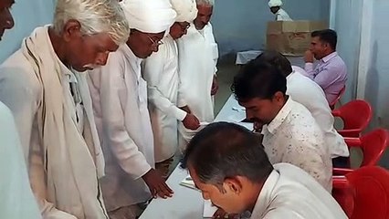 दौसा. बुजुर्ग मतदाताओं को गोद व कंधे पर बिठाकर लाए