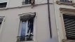 Des passants sauvent un chien suspendu à un balcon à Paris