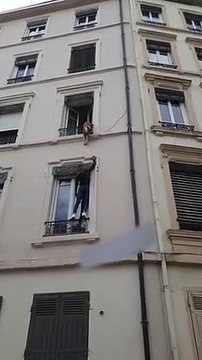 Des passants sauvent un chien suspendu à un balcon à Paris