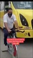 Le métier le plus dangereux du monde : simulateur de vélo à côté du bus