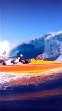 Quand tu perds ton repas à cause d'une énorme vague