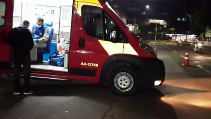 Idosa tropeça em degrau de escada e na queda bate a cabeça em vaso de flor