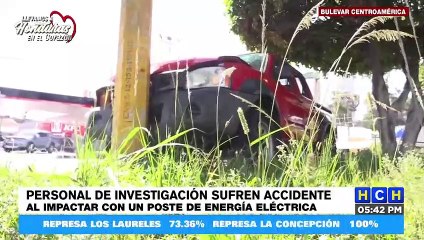Personal de investigación se estrellan contra poste en bulevar Centroamérica y resulta un elemento herido