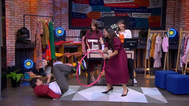 Hesti Enzy Lagi Asik Ngobrol Sama Shanju, Tapi Kasian Sama Tingkah Bapak-Bapak Ini