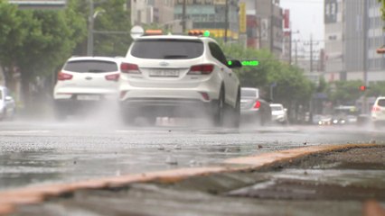 태풍 '무이파' 중국으로...제주도 비바람, 해상 너울성 파도 / YTN