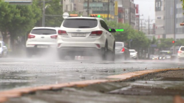 태풍 '무이파' 중국으로...제주도 비바람, 해상 너울성 파도 / YTN