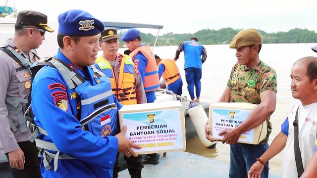 Polres Berau Berikan Bantuan Ke Pengemudi Ketinting Terdampak Penyesuaian Harga BBM