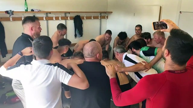 CÉLÉBRATION DE LA VICTOIRE DANS LE VESTIAIRE