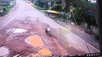 जाको राखे साइयां मार सके ना कोय, कार की भीषण टक्कर के बाद कुछ ही सेकंड में खड़ा हुआ शख्स,देखें VIDEO
