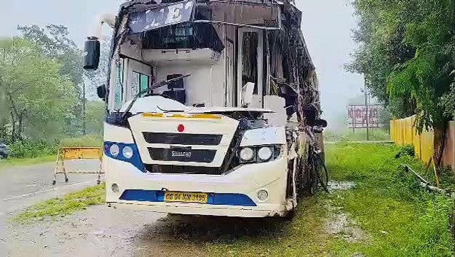 रायपुर से अंबिकापुर जा रही बस खड़ी टे्रलर से टकराई, छह यात्रियों की मौत, दो की हालत गंभीर