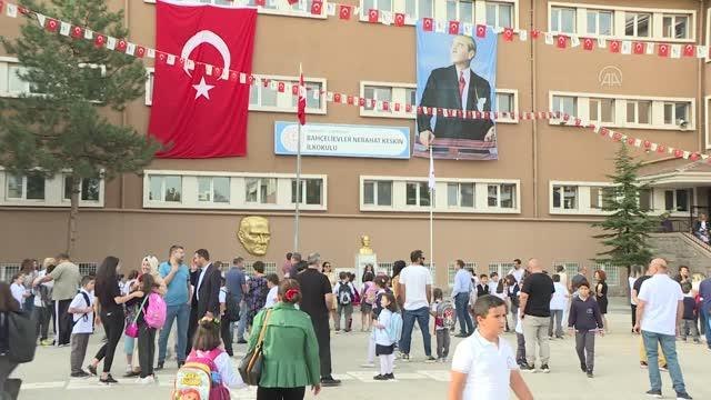 Okullarda 19 milyona yakın öğrenci için ilk ders zili çaldı (1)