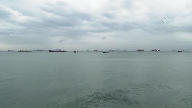 İSTANBUL - Yunanistan Sahil Güvenlik birimlerinin taciz ateşi açtığı gemi Zeytinburnu açıklarına demirledi