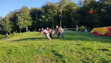 Ağaçta mahsur kalan paraşütçü yaralı olarak kurtarıldı