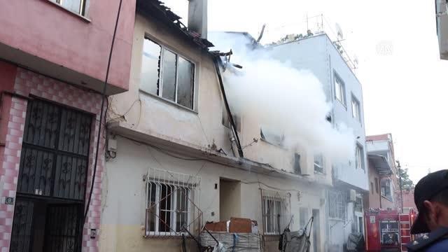 İki katlı bina yanarak kullanılamaz hale geldi
