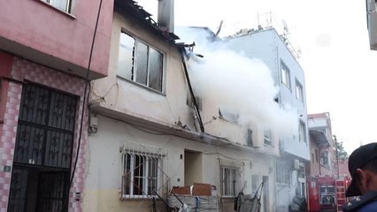 İki katlı bina yanarak kullanılamaz hale geldi