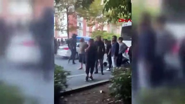 Sokakta tuvaletini yapan baba ve oğlunu bıçakladılar