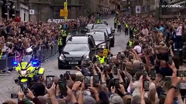 Escocia se despide de su reina, Isabel II, antes de que su feretro viaje a Londres
