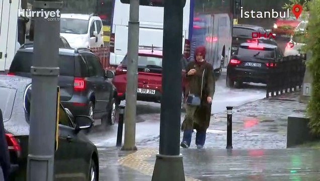Üsküdar'da aniden başlayan sağanağa hazırlıksız yakalananlar zor anlar yaşadı