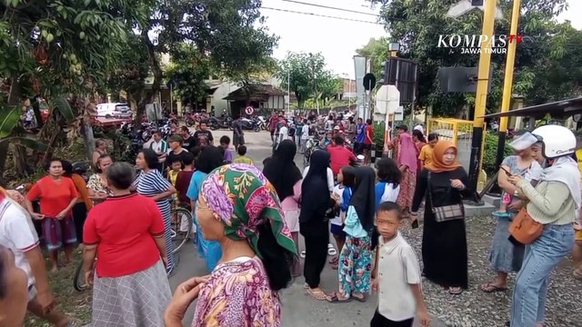 Nyaris ! Mobil Tertabrak Kereta Api, 3 Penumpang Wanita Selamat