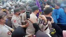 Tak Ditemui Ketua DPRD Kalsel, Demo Tolak Kenaikan BBM Sempat Ricuh