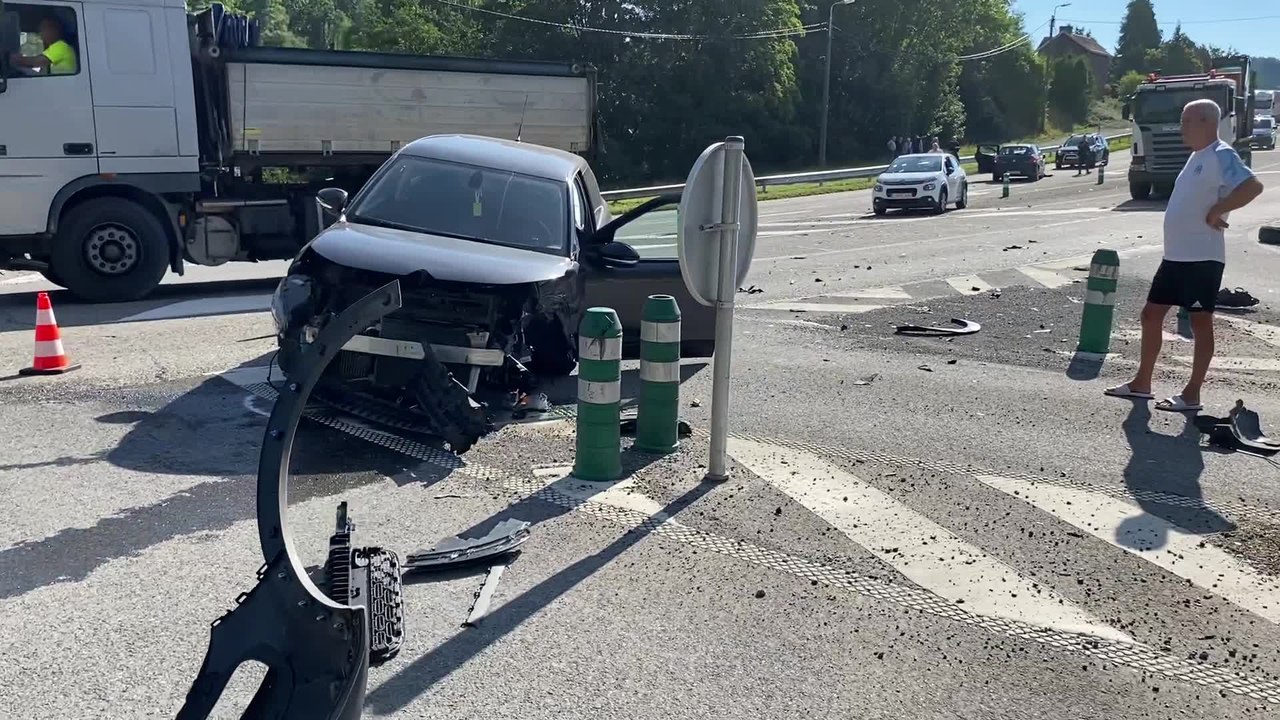 Deux voitures entrent en collision sur la N684 à Villers-le-Bouillet