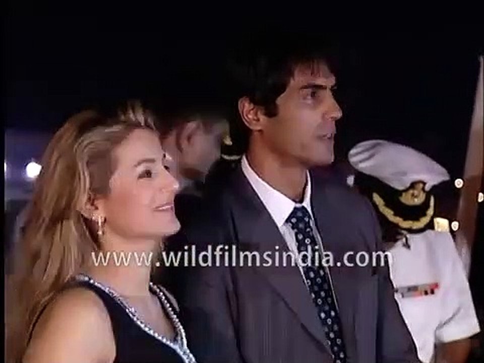 Amisha Patel dances with Zayed Khan, Hrithik Roshan at a party with Diya Mirza and Arjun Rampal